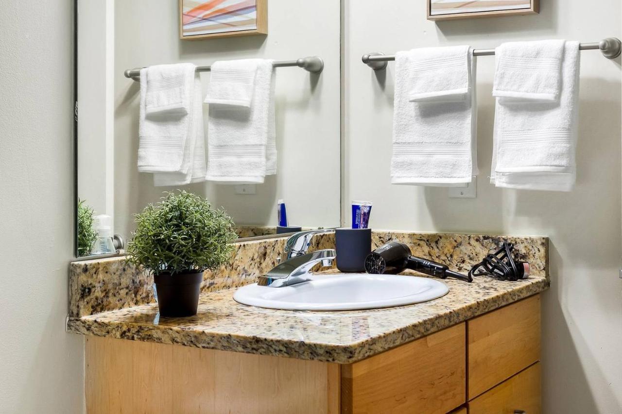 Trifecta 2Br Free Parking Modern Superhost Apartamento Durham Exterior foto